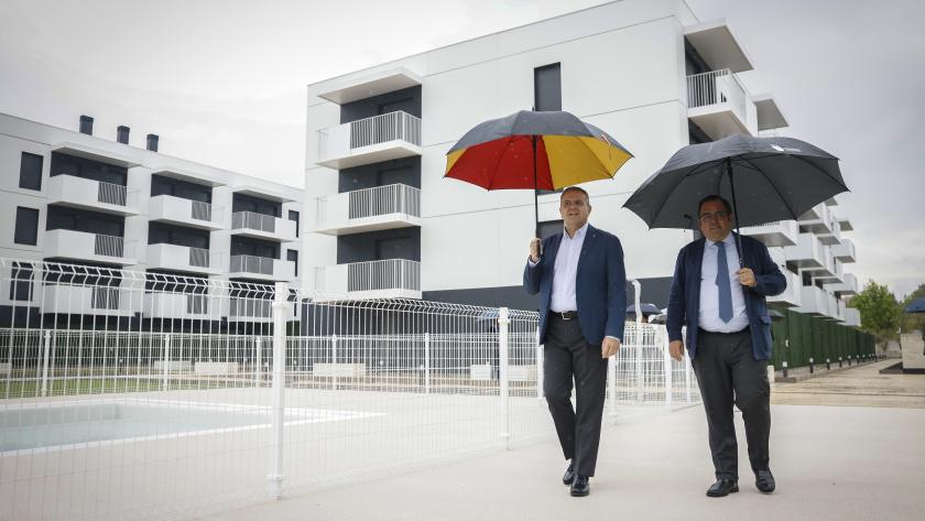 El consejero Jorge Rodrigo durante su visita a las obras de construcción de 524 nuevas viviendas de alquiler asequible