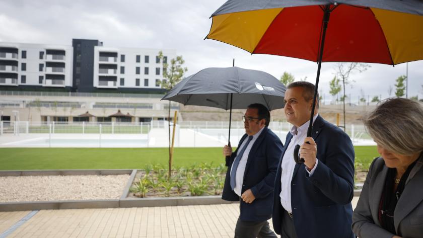 El consejero Jorge Rodrigo durante su visita a las obras de construcción de 524 nuevas viviendas de alquiler asequible