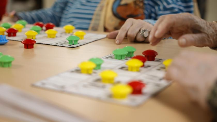 mayores jugando piezas colores