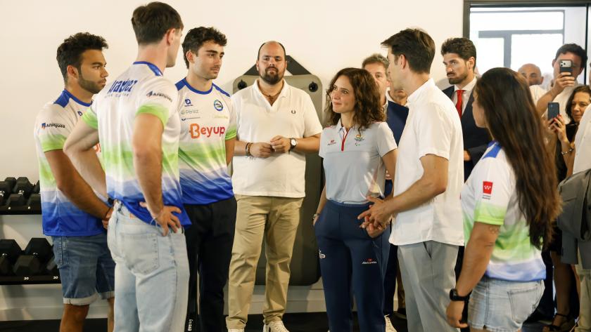 La presidenta Isabel Díaz Ayuso durante su visita por el 50º aniversario del Club Escuela de Piragüismo Aranjuez