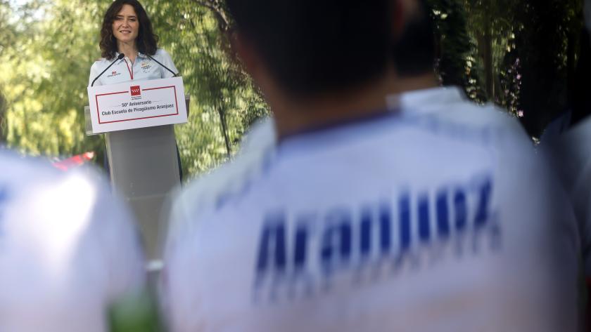 La presidenta Isabel Díaz Ayuso durante su visita por el 50º aniversario del Club Escuela de Piragüismo Aranjuez