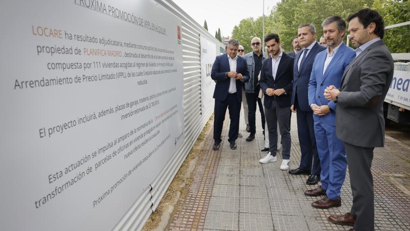 Los consejeros Miguel Ángel García Martín y Jorge Rodrigo durante la visita a una parcela en Torrejón de Ardoz 