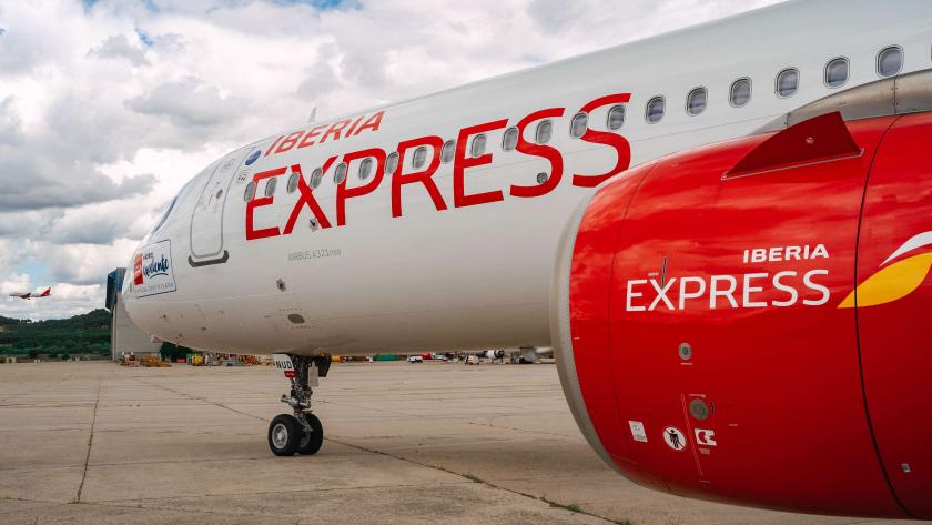 Avión de Iberia Express con el sello de Excelente de la Comunidad de Madrid