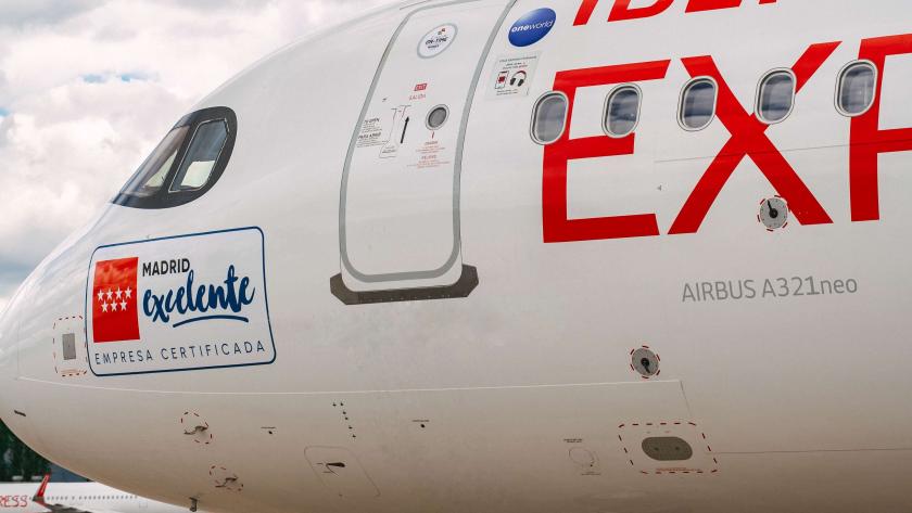 Avión de Iberia Express con el sello de Excelente de la Comunidad de Madrid