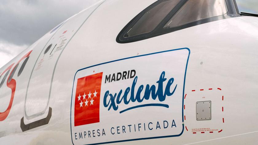 Avión de Iberia Express con el sello de Excelente de la Comunidad de Madrid