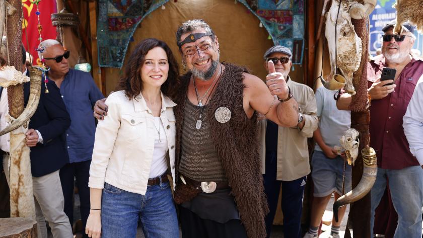 Díaz Ayuso junto a un participante en la Feria Medieval de El Álamo Ayuso junto a un participante en la Feria Medieval de El Álamo