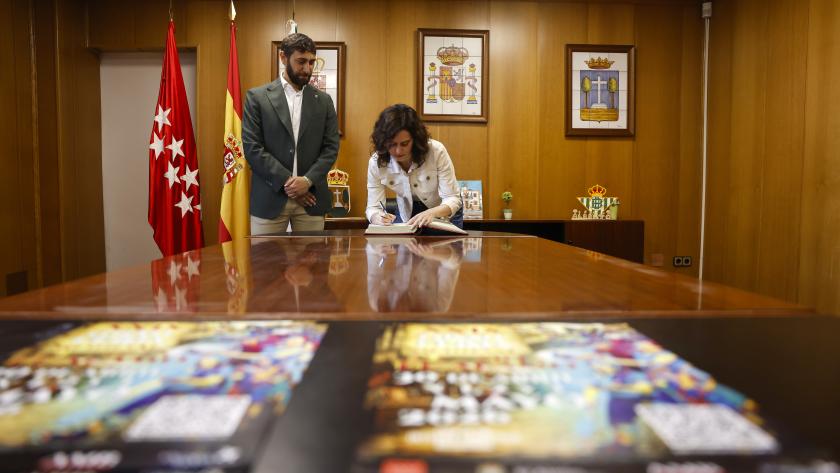 Díaz Ayuso firma el libro de visitas del Ayuntamiento de El Álamo Ayuso firma el libro de visitas del Ayuntamiento de El Álamo