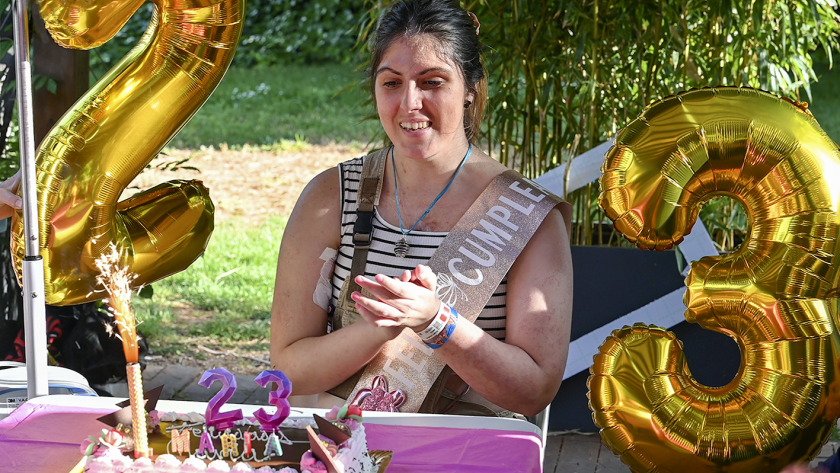 Una paciente sopla las velas de una tarta de cumpleaños