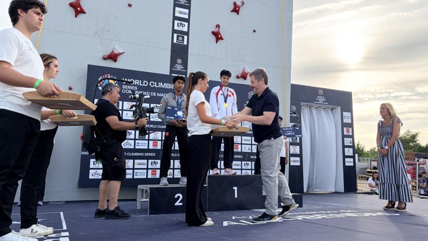 De Paco Serrano entrega las medallas en la prueba mundial de escalada