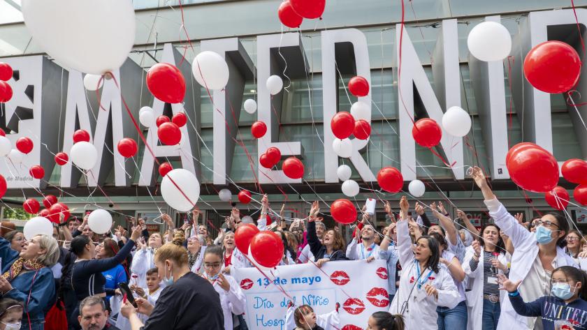 Pacientes y profesionales lanzan globos por el Día del Niño Hospitalizado