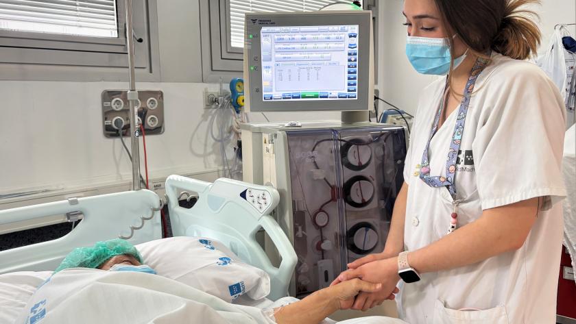 enfermera de diálisis atendiendo a paciente en el Hospital Universitario Severo Ochoa