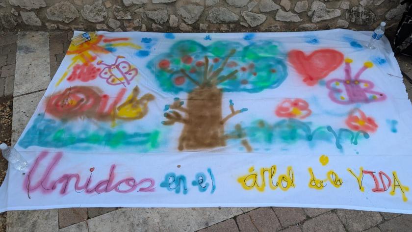 Los profesionales de Atención Primaria de la Comunidad reúnen a 250 vecinos de Colmenar de Oreja en su primer paseo intergeneracional Dibujo sobre una sábana que representa el árbol de la vida y distintos animales