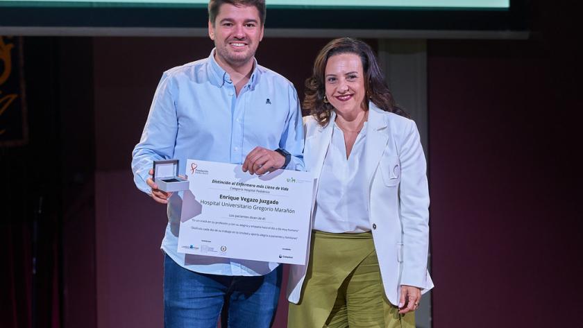Dos personas posando para una foto en una entrega de premios 