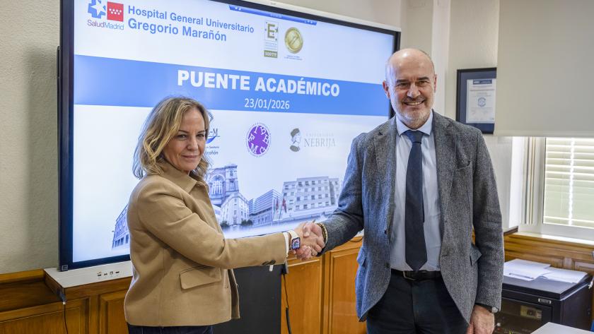 Firma del convenio entre la universidad y la Fundación de Investigación Biomédica del hospital. Dos personas se estrechan la mano con motivo de la firma de un acuerdo