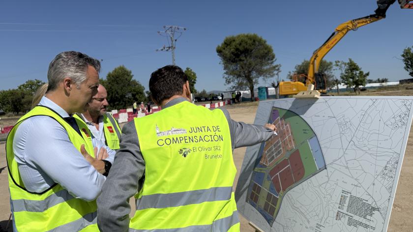 El consejero Carlos Novillo durante la colocación de la primera piedra en uno de los nuevos desarrollos urbanísticos de Brunete