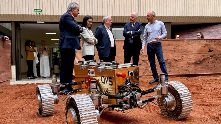 La consejera Mercedes Zarzalejo durante su visita para conocer el proyecto de tecnología cuántica Q-MIND