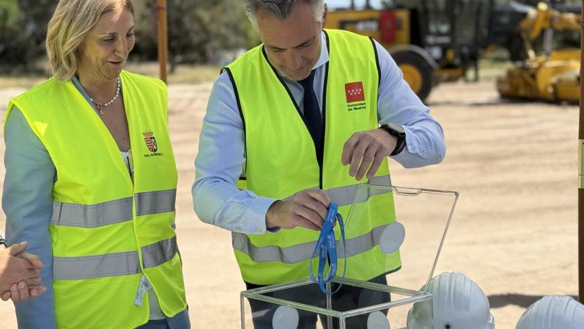 El consejero Carlos Novillo durante la colocación de la primera piedra en uno de los nuevos desarrollos urbanísticos de Brunete