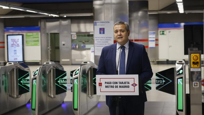 El consejero Jorge Rodrigo durante la presentación del nuevo método de pago en Metro