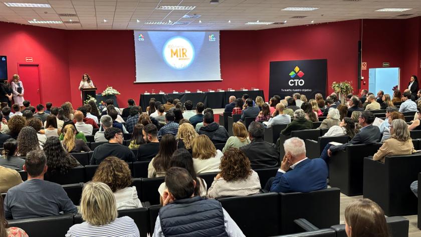 Matute participa en el acto de reconocimiento organizado por el Grupo CTO a los 100 aspirantes con mejor puntuación en el examen MIR 2026 La consejera Fátima Matute durante el acto de reconocimiento