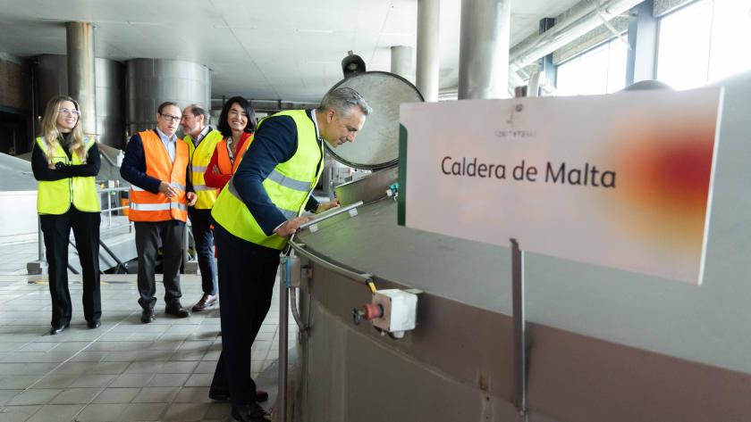 Novillo presenta la colaboración que ha acordado con Heineken El consejero Carlos Novillo durante la presentación de la colaboración que, por el 175º aniversario de Canal de Isabel II, ha acordado con Heineken