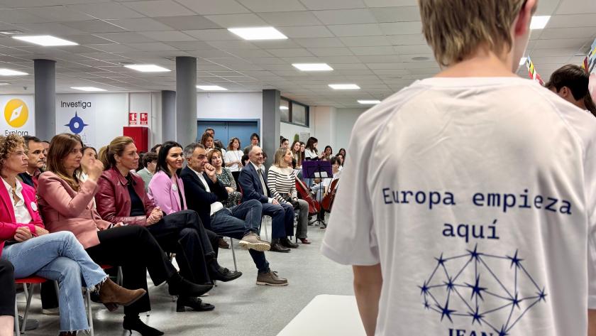 La consejera Mercedes Zarzalejo durante la celebración del Día de Europa en el instituto público Gerardo Diego de Pozuelo de Alarcón