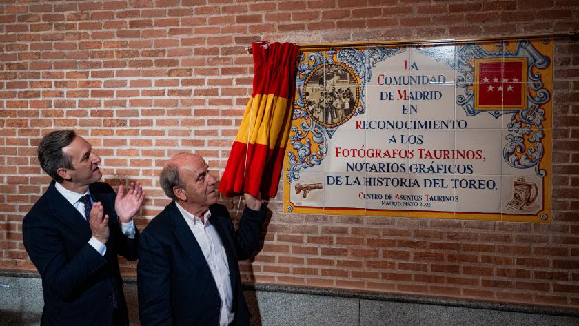 El director gerente del Centro de Asuntos Taurinos Miguel Martín durante el descubrimiento 