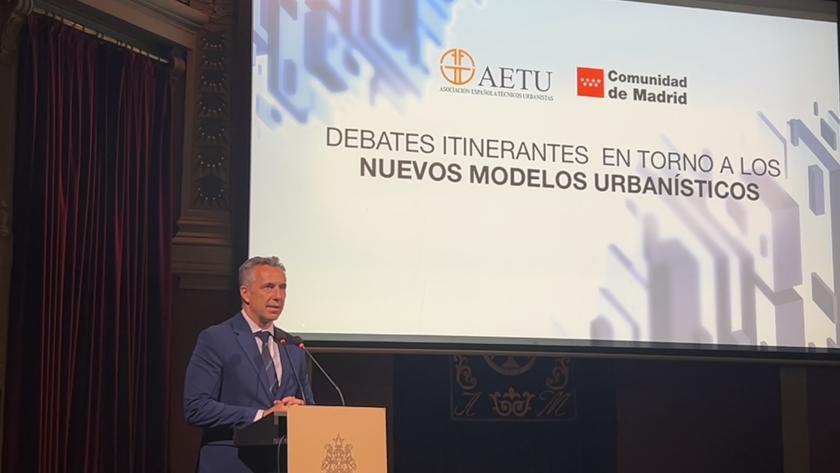 Novillo inaugura una jornada sobre los nuevos modelos urbanísticos y los retos actuales de la planificación urbana El consejero Carlos Novillo durante la jornada sobre los nuevos modelos urbanísticos y los retos actuales de la planificación urbana con la Asociación Española de Técnicos Urbanistas