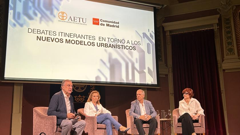 Novillo inaugura una jornada sobre los nuevos modelos urbanísticos y los retos actuales de la planificación urbana El consejero Carlos Novillo durante la jornada sobre los nuevos modelos urbanísticos y los retos actuales de la planificación urbana con la Asociación Española de Técnicos Urbanistas