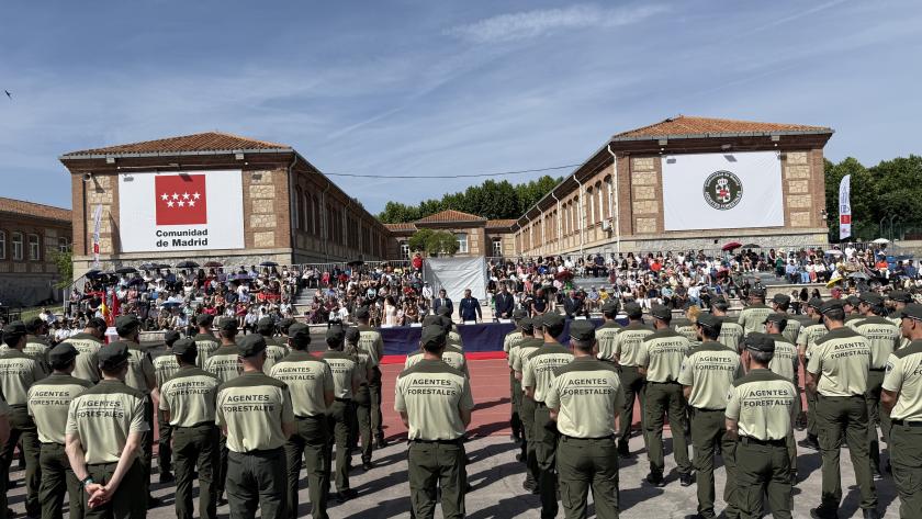 Novillo entrega los diplomas y distintivos a los alumnos que han superado el curso selectivo de ingreso en el Cuerpo de Agentes Forestales El consejero Carlos Novillo durante la entrega de los diplomas a los alumnos que han superado el curso de ingreso en el Cuerpo de Agentes Forestales