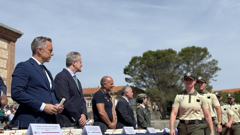 Novillo entrega los diplomas y distintivos a los alumnos que han superado el curso selectivo de ingreso en el Cuerpo de Agentes Forestales El consejero Carlos Novillo durante la entrega de los diplomas a los alumnos que han superado el curso de ingreso en el Cuerpo de Agentes Forestales