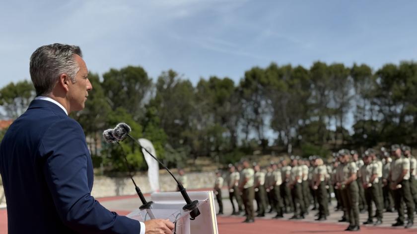 Novillo entrega los diplomas y distintivos a los alumnos que han superado el curso selectivo de ingreso en el Cuerpo de Agentes Forestales El consejero Carlos Novillo durante la entrega de los diplomas a los alumnos que han superado el curso de ingreso en el Cuerpo de Agentes Forestales