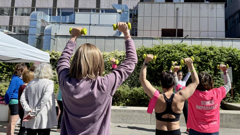 mujeres haciendo deporte frente al hospital