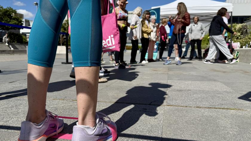 Plaza del hospital La Paz donde se celebra una actividad deportiva dirigida a mujeres
