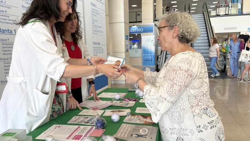 Miembros del Comité de prevención del tabaquismo atienden a usuaria del centro