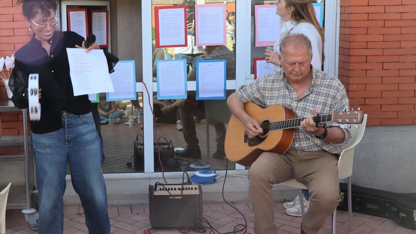 Actuación Dr .Pérez-Lescure, a la guitarra