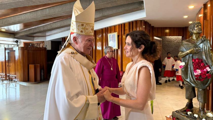 Díaz Ayuso conversa con el Cardenal Carlos Aguiar Retes, Arzobispo de la Arquidiócesis Primada de México