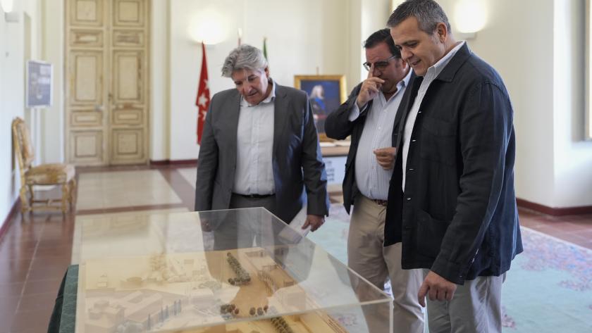 Jorge Rodrigo - Cesión a Boadilla de la maqueta del Palacio Infante Don Luis 