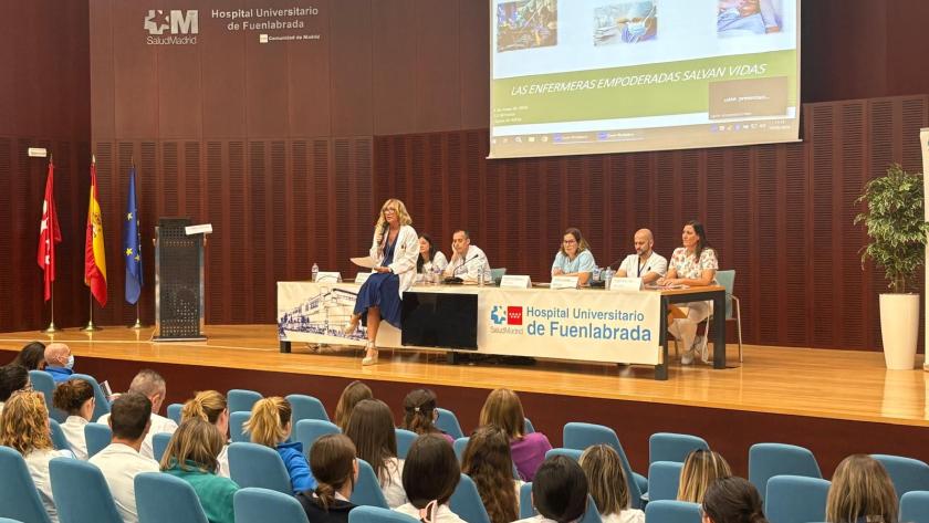 Personal de enfermería acude a jornada en un salón de actos