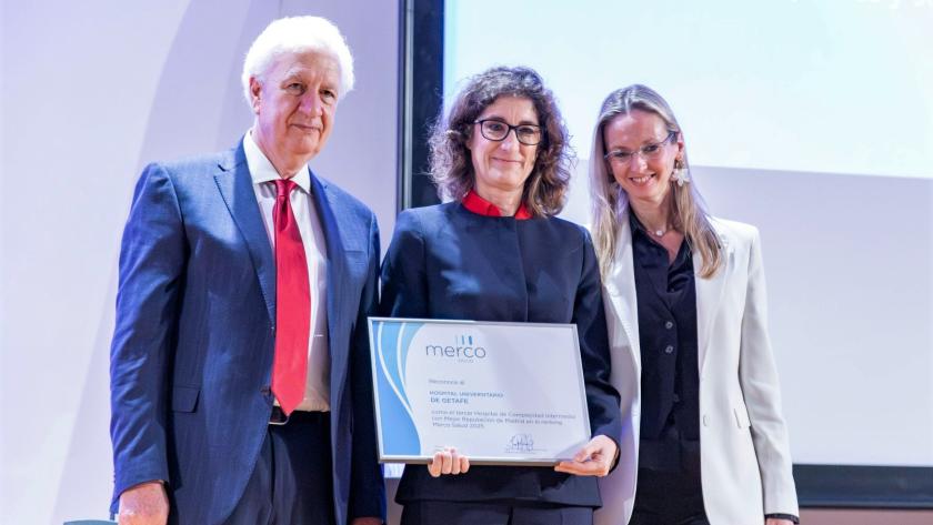 Premio Merco al Hospital de Getafe La gerente recibe premio de autoridades