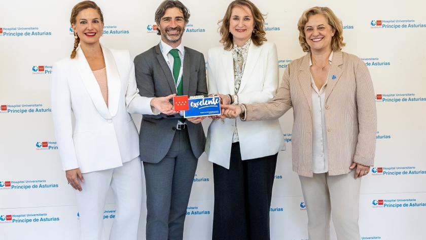 El director gerente del hospital junto a la directora general de Madrid Excelente, la viceconsejera de Empleo de la Comunidad de Madrid y la concejala de Salud de Alcalá de Henares