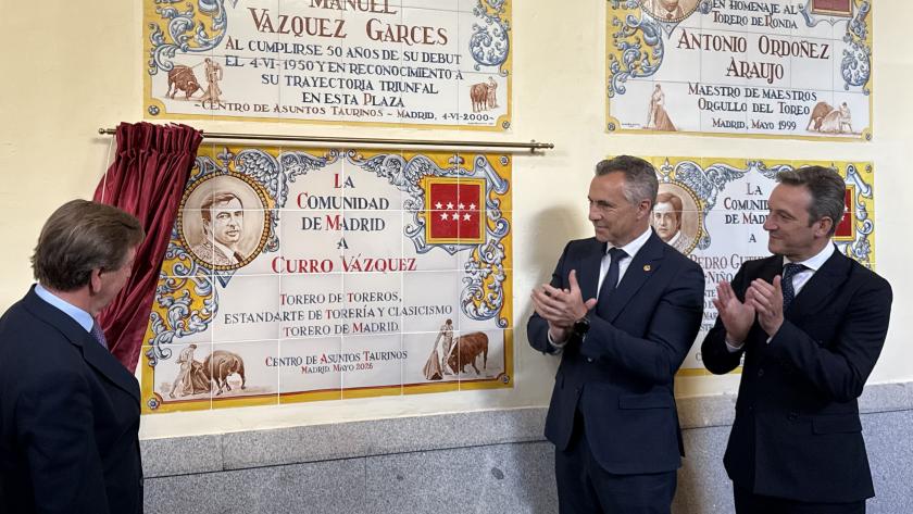 Novillo - descubrimiento azulejo conmemorativo a Curro Vázquez