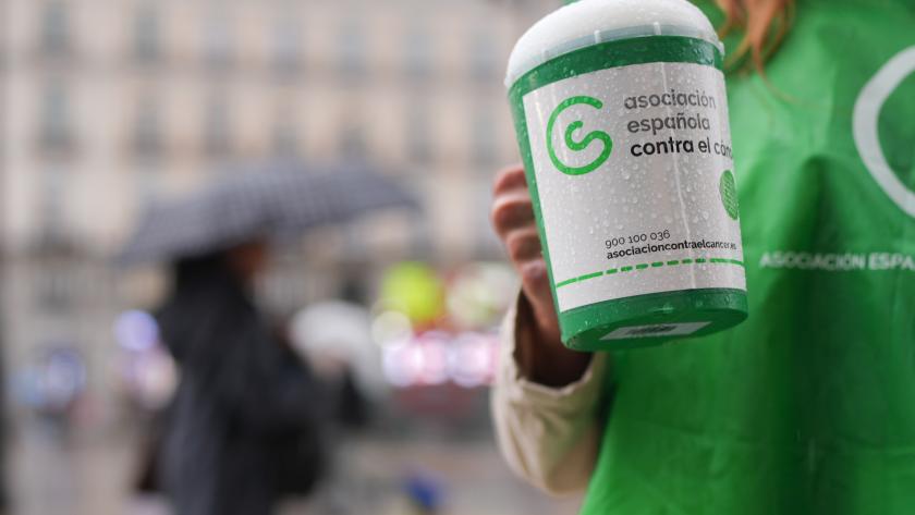 Mesa informativa de la Asociación Española contra el Cáncer, ubicada en la Puerta del Sol