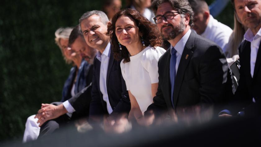 La presidenta Isabel Díaz Ayuso durante la entrega de las llaves a los inquilinos de 422 nuevas viviendas del Plan Vive