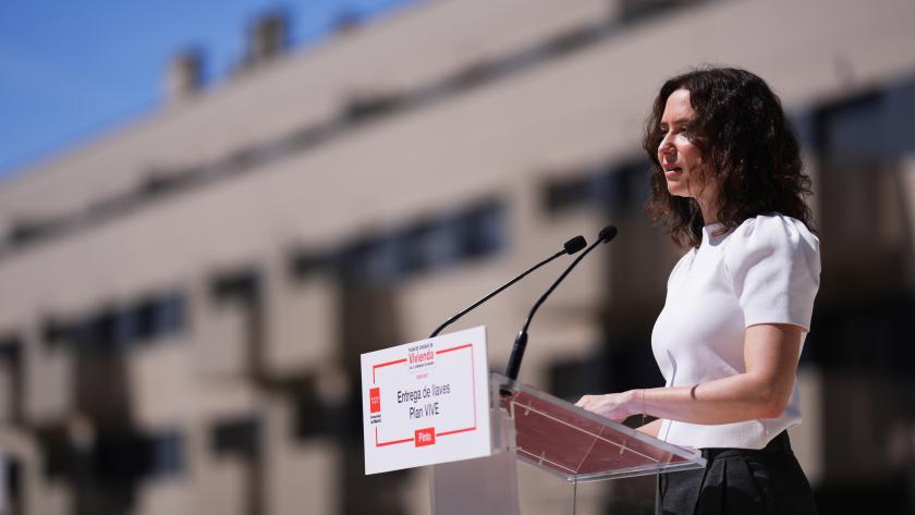 La presidenta Isabel Díaz Ayuso durante la entrega de las llaves a los inquilinos de 422 nuevas viviendas del Plan Vive