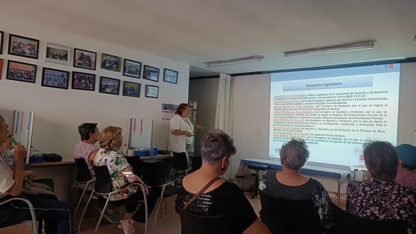 Usuarios del Centro de Salud Villarejo de Salvanés presencian una sesión informativa sobre instrucciones previas