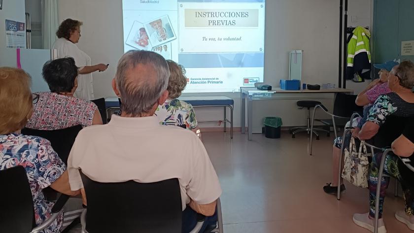 Usuarios del Centro de Salud Villarejo de Salvanés presencian una sesión informativa sobre instrucciones previas