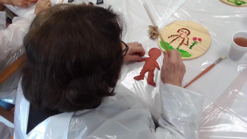 Paciente trabajando con arcilla durante el taller