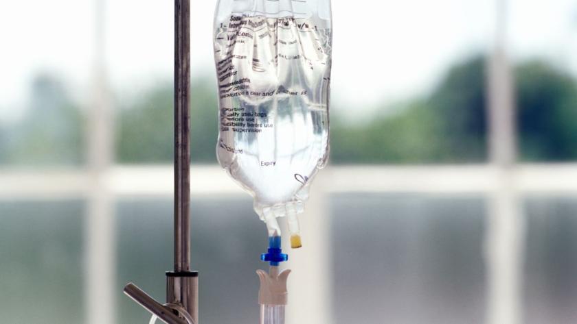 Bolsa de suero colgando de perchero sanitario