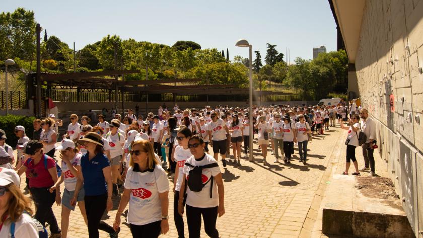 Usuarios caminan por el Parque Tierno Galván de la Marcha Saludable 2025