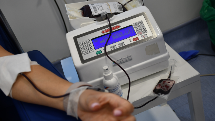 Imagen de una persona donando sangre en el Hospital Universitario Ramón y Cajal